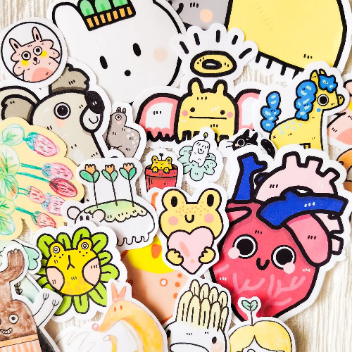 Kuvassa on hauskoja ja värikkäitä tarroja, joissa on pikkuvikoja.