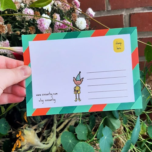 Kuvassa on postikortin takaosa. Takaosassa on samat värit kuin etuosassa ja siellä seiikkailee tonttu.