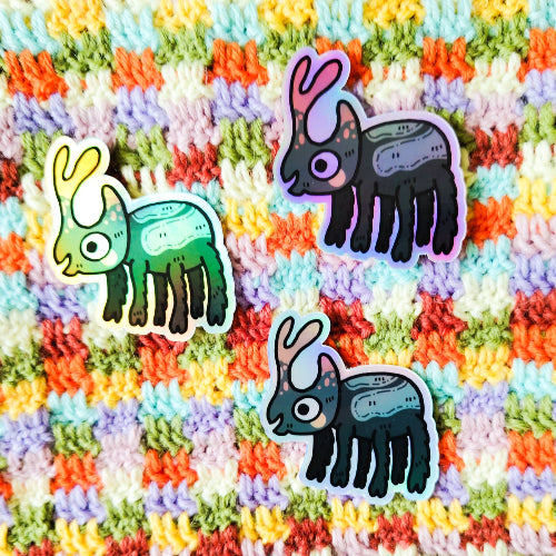 Vedenkestävä holograafinen tarra, joka on koppakuoriainen. Ötökällä on komeat sravet, kuusi karvaista jalkaa ja kiiltävä kuori. Se näyttää iloiselta.