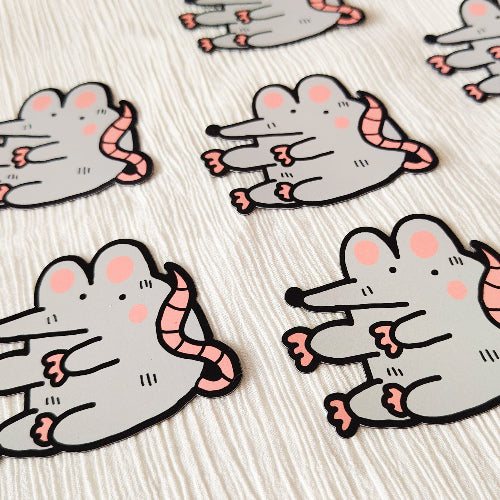 Monta samanlaista magneettia. Magneetti on rotta, jolla on raajat sojossa halia varten ja jonka ilme näyttää hieman tukalalta.