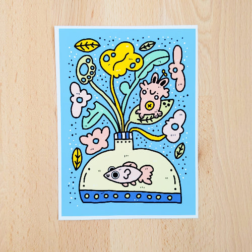 Kuvassa on piirustus, jossa on maljakko ja kukkia. Maljakko on keltainen ja sen sisällä ui kala. Yhden lehden päällä istuu pieni kissamainen olento.