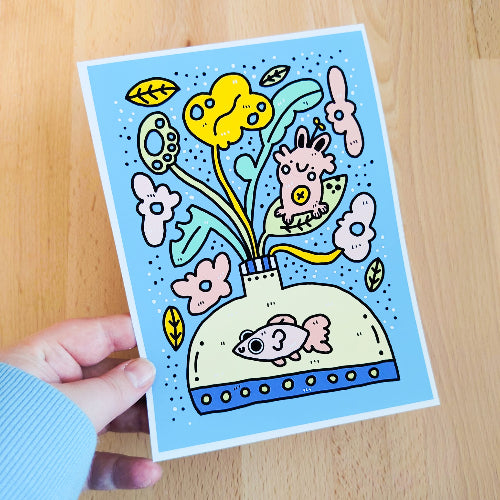 Kuvassa on piirustus, jossa on maljakko ja kukkia. Maljakko on keltainen ja sen sisällä ui kala. Yhden lehden päällä istuu pieni kissamainen olento.