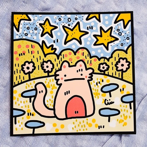 Kuvassa on 13 cm x 13 cm kokoinen neliön muotoinen taideprintti, joka on tulostettu laadukkaalle paperille. Kuvituksessa seikkailee vaaleanpunainen kissa luonnon keskellä.