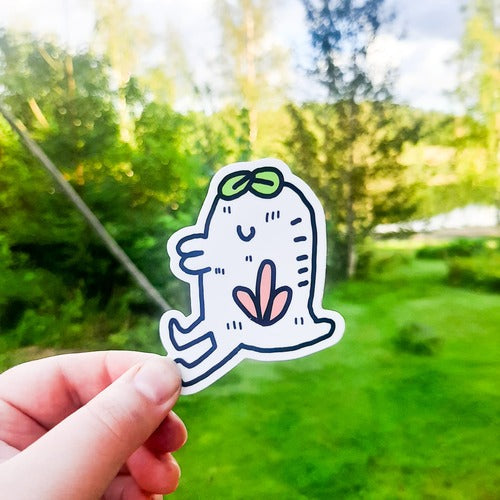 Tarra, joka esittää valkoinen olentoa. Sillä on päässään kaksi lehteä. Olento muistuttaa jonkinlaista kasvia, vaikka sillä onkin kaksi jalkaa. Olennolla on mahtavat pusuhuulet.
