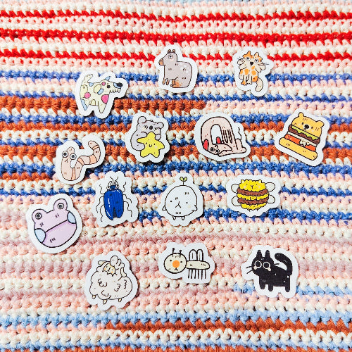 Kuvassa on kasa 3cm kokoisia minimagneetteja. Magneetit ovat värikkäitä eläimiä, joilla on hauskoja ilmeitä.