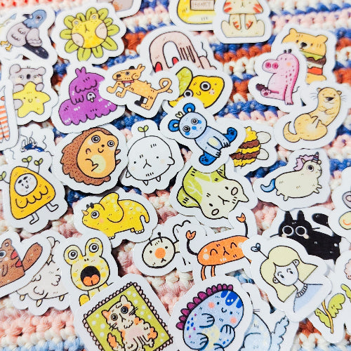 Kuvassa on kasa 3cm kokoisia minimagneetteja. Magneetit ovat värikkäitä eläimiä, joilla on hauskoja ilmeitä.