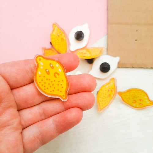 Keltaoranssi sitruuna, jolla on hyvin surullinen ja hapan ilme.