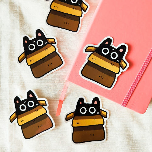 Kuvassa on kissatarra. Kissa istuu tyytyväisenä ruskean pahvilaatikon sisällä.