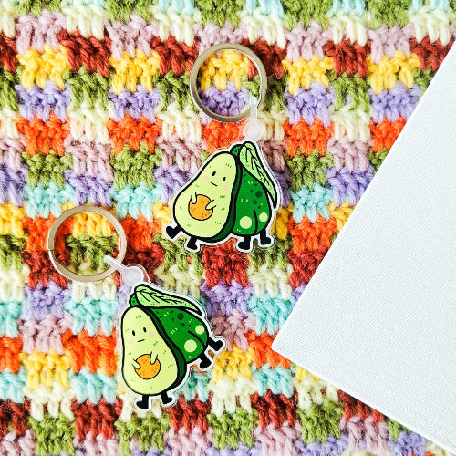 Arttu-Avokado - avokadoavaimenperä - akryylinen ruoka-avaimenperä