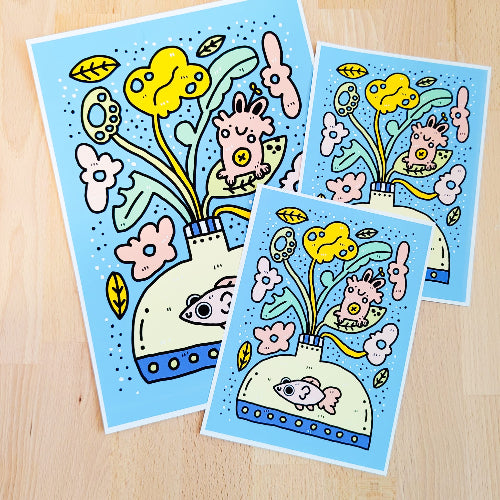 Kuvassa on piirustus, jossa on maljakko ja kukkia. Maljakko on keltainen ja sen sisällä ui kala. Yhden lehden päällä istuu pieni kissamainen olento. 