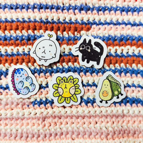 Kuvassa on 3cm kokoisia minimagneetteja. Magneetit ovat värikkäitä eläimiä, joilla on hauskoja ilmeitä. 