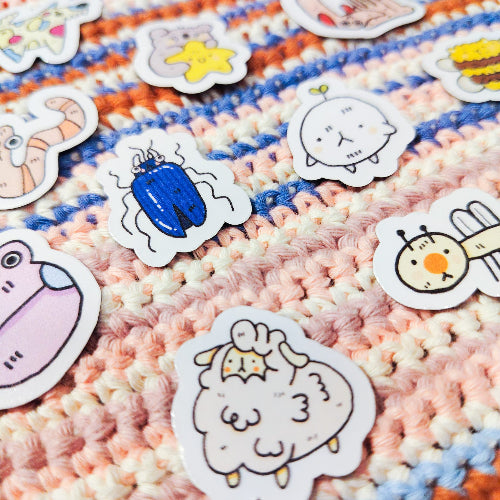 Kuvassa on 3cm kokoisia minimagneetteja. Magneetit ovat värikkäitä eläimiä, joilla on hauskoja ilmeitä.