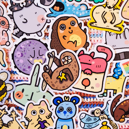 Kuvassa on iso kasa erivärisiä eläintarroja