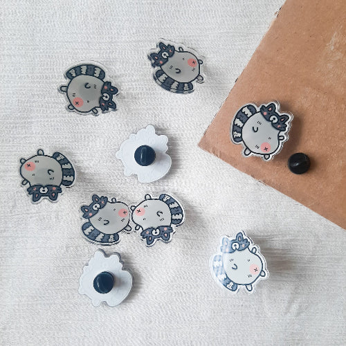 Toivo-Pesukarhu - pesukarhupinssi - akryylinen eläinpinssi
